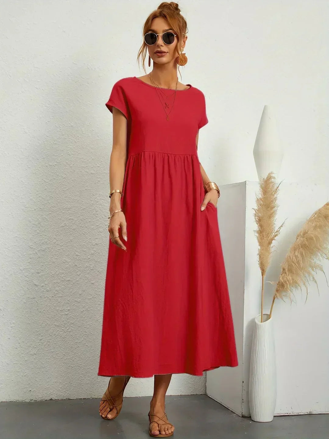 Robe midi décontractée Nataly par Danoir Paris, tissu léger, coupe fluide, couleur neutre, portée élégante et confortable.