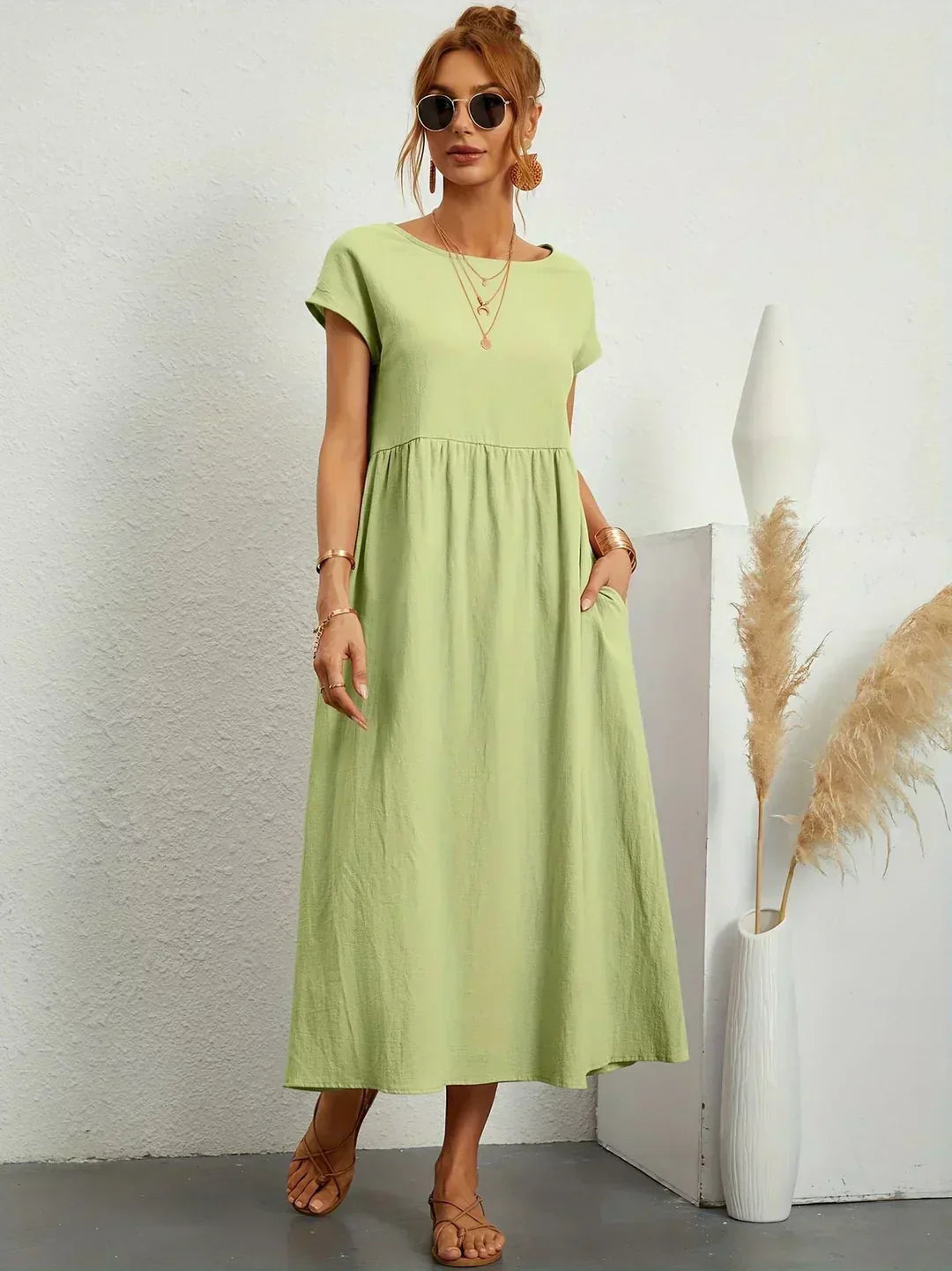 Robe midi décontractée Nataly de Danoir Paris, tissu léger, coupe fluide, portée avec accessoires pour un style confortable et élégant.