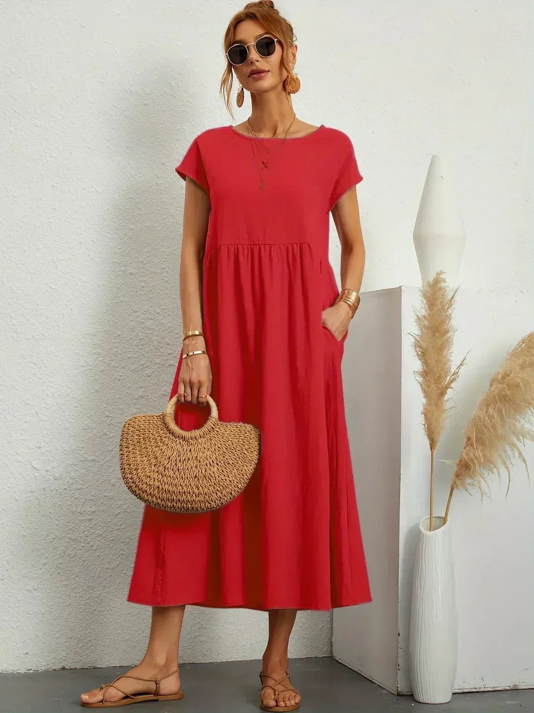 Robe midi décontractée Nataly en tissu léger, coloris neutre, portée ample, de la marque Danoir Paris, vue sur mannequin.