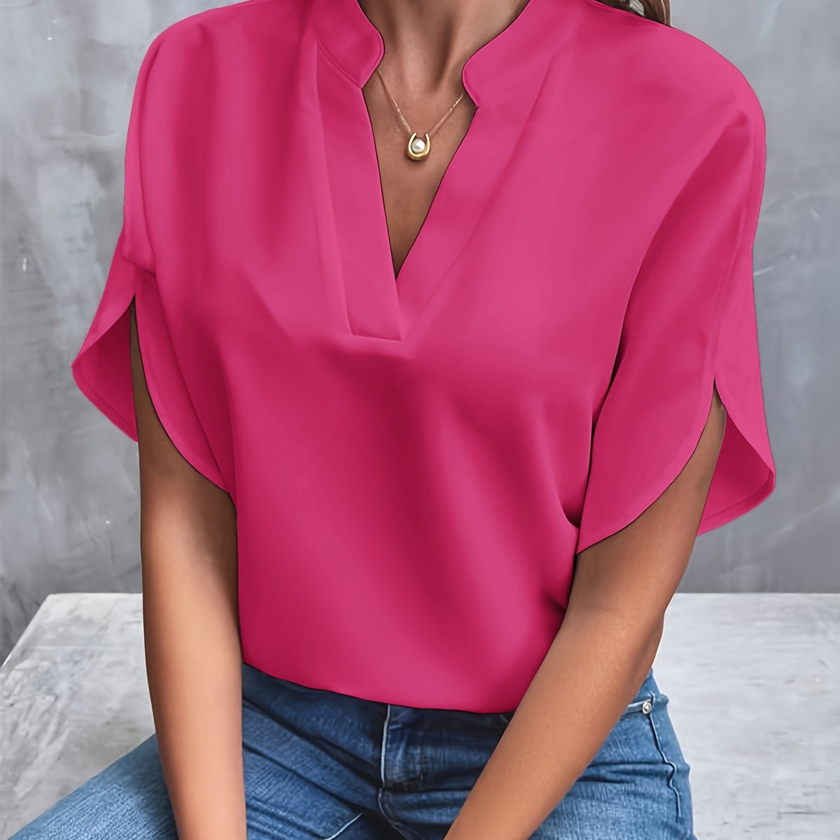 Blouse blanche Danoir Paris Vivian, élégante et polyvalente, portée avec manches longues et coupe fluide.