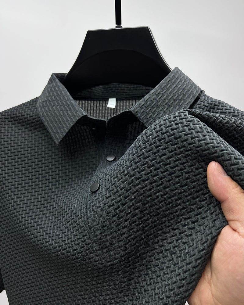 Polo homme Danoir Paris™ en tissu de luxe, couleur bleue, col classique, détails élégants, porté sur mannequin.