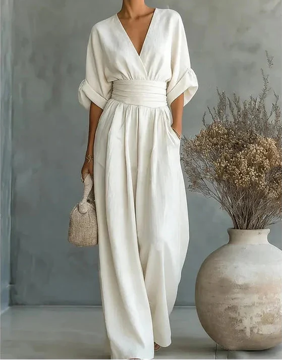 Robe Daniela de Danoir Paris, mono élégant à col en V et jambes larges, portée sur un fond neutre.