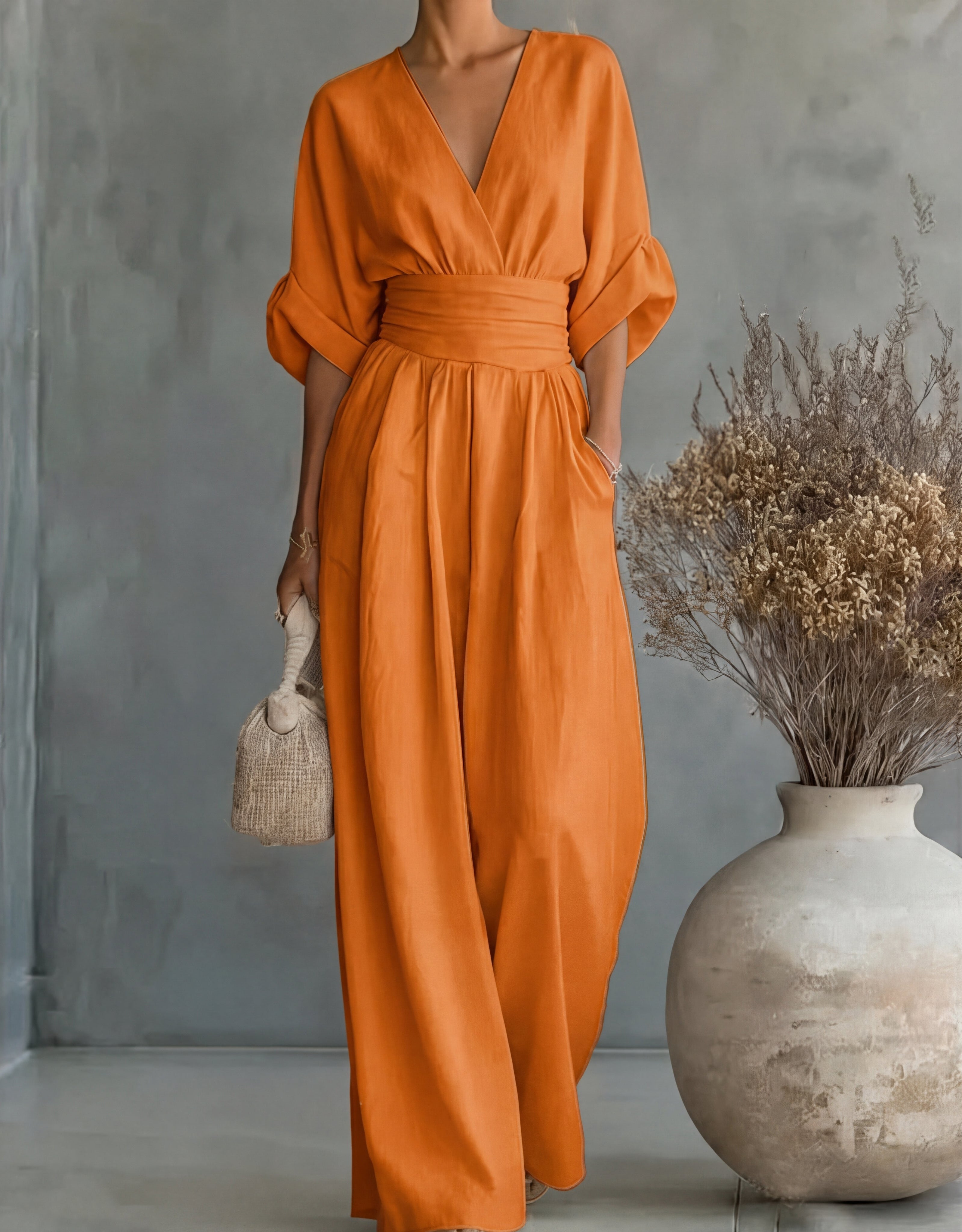 Robe Daniela Danoir Paris élégante en V avec coupe fluide et jambe large, portée sur un fond neutre.