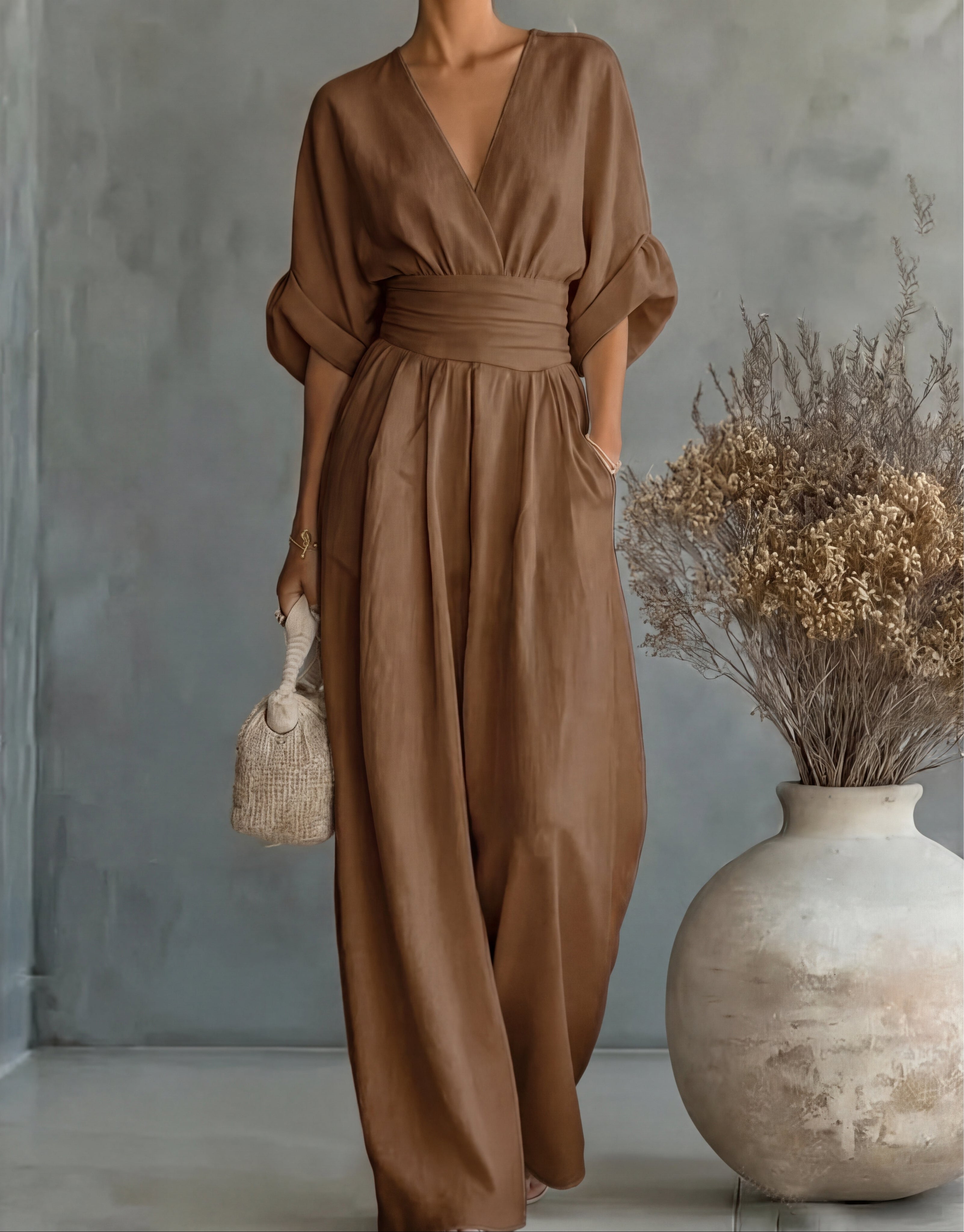 Robe noire élégante Daniela de Danoir Paris avec décolleté en V et jambes larges, vue de face.