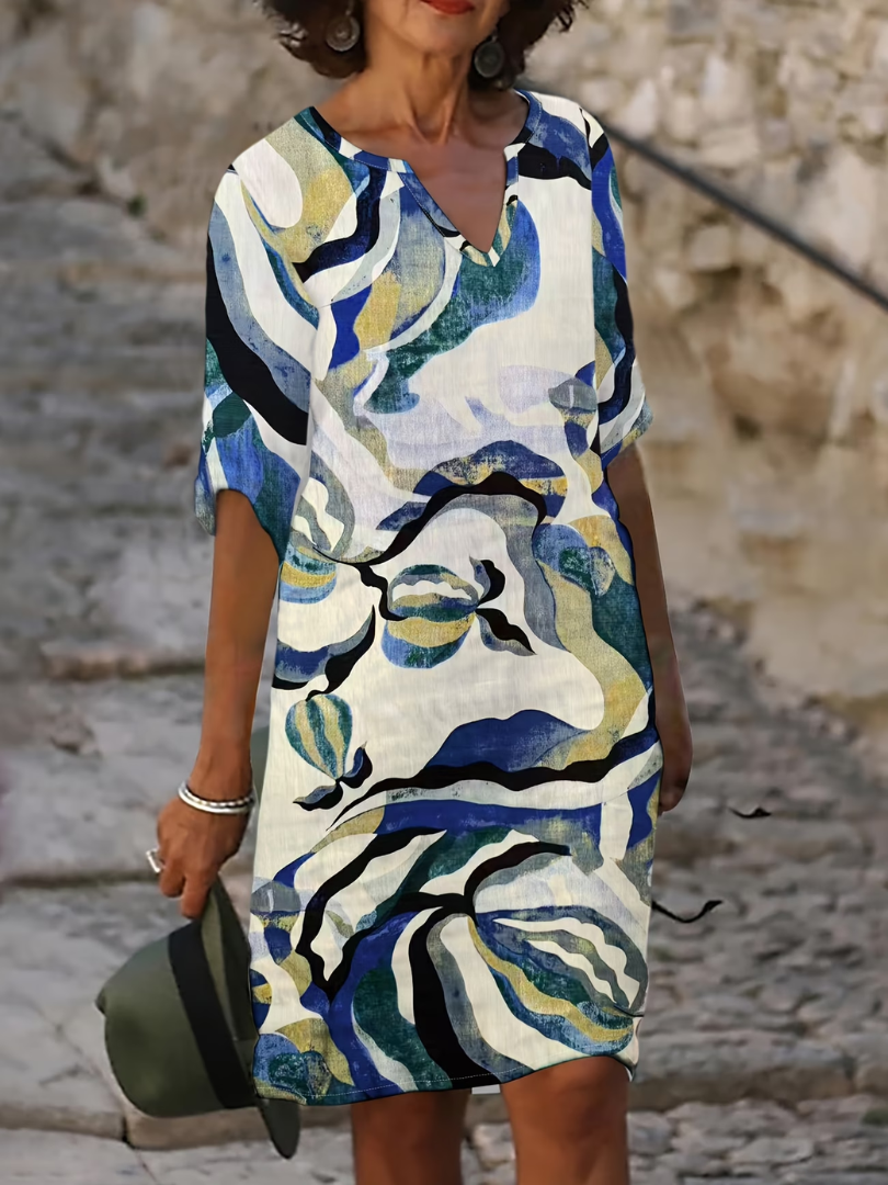 Robe d'été légère Danoir Paris Emma en tissu léger bleu, idéale pour la saison estivale, vue de face sur mannequin.
