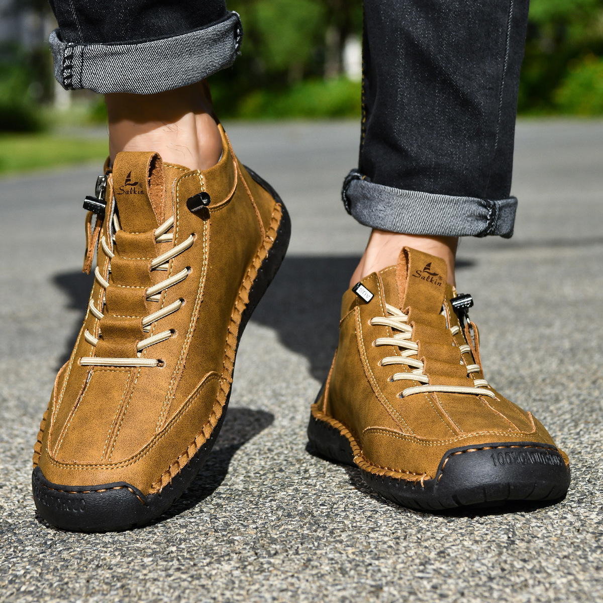 Chaussures pour homme en nabuk avec zip de la marque Danoir Paris, visibles avec détails en cuir beige et fermeture éclair.