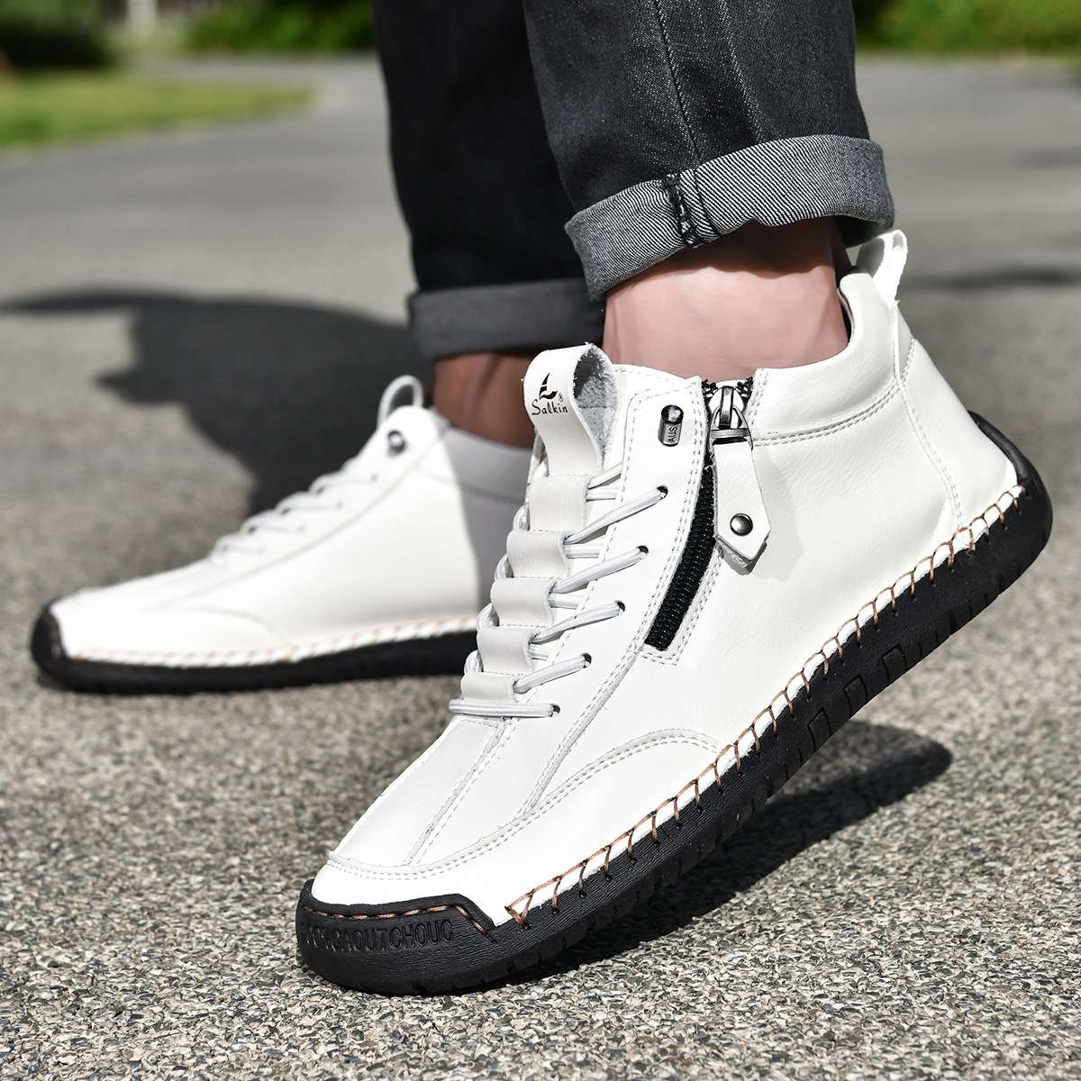 Chaussures en nabuk Danoir Paris pour homme avec fermeture éclair, élégantes et modernes, visibles sur cette image.