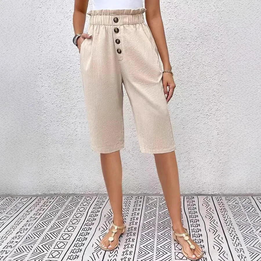Shorts bermuda boutonnés Éloane en lin et coton de Danoir Paris, avec ceinture et poches visibles en tissu léger beige.