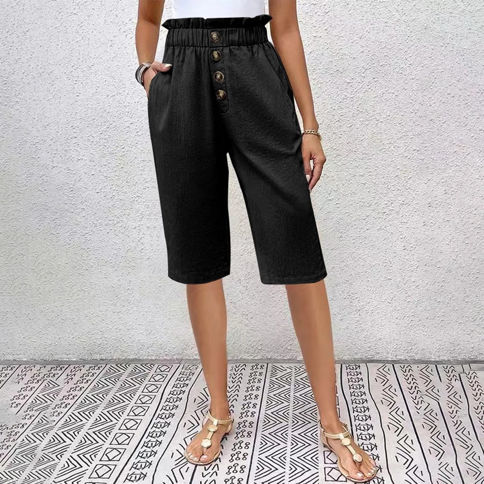 Shorts bermuda Éloane en lin-coton de Danoir Paris, boutons sur la ceinture, tissu léger et confortable, vue de face.