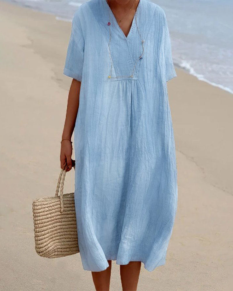 Robe quotidienne élégante Amélie de Danoir Paris en tissu bleu ciel, portée et portée dans un style décontracté.