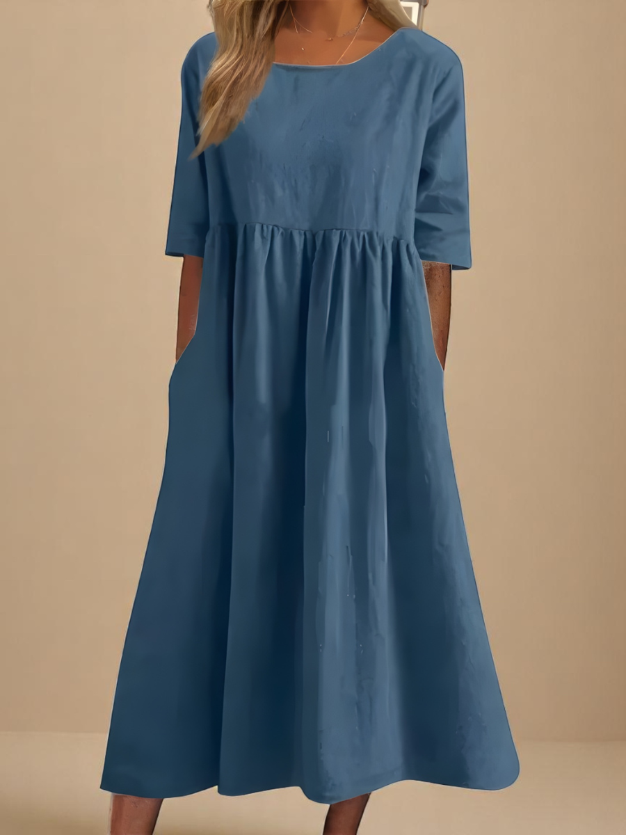 Robe en coton aérée Inaya de Danoir Paris, en tissu léger bleu ciel, idéale pour l'été ou les journées chaudes.