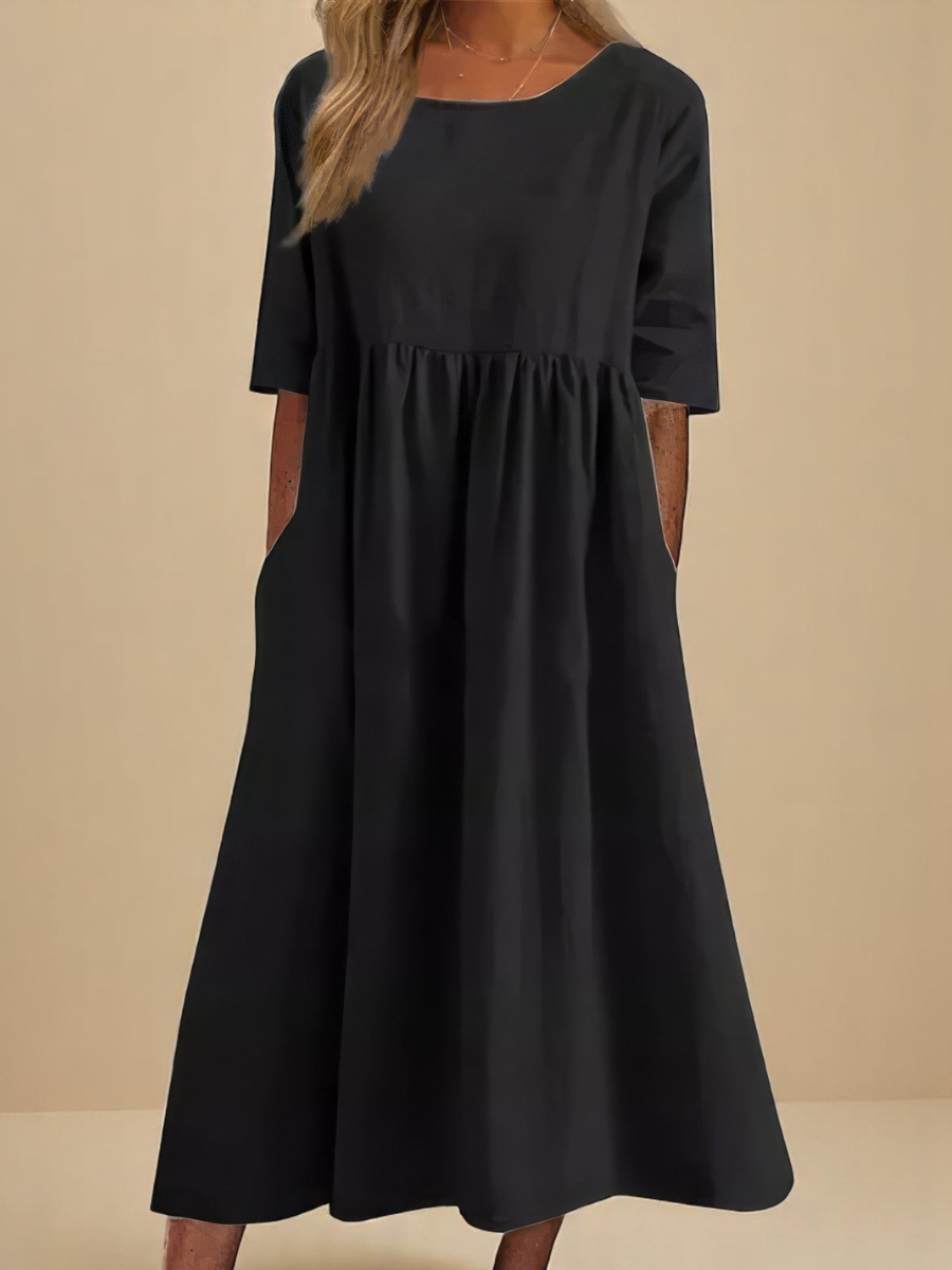 Robe en coton aérée Inaya de Danoir Paris, couleur bleu ciel, tissu léger et confortable, vue de face sur modèle.