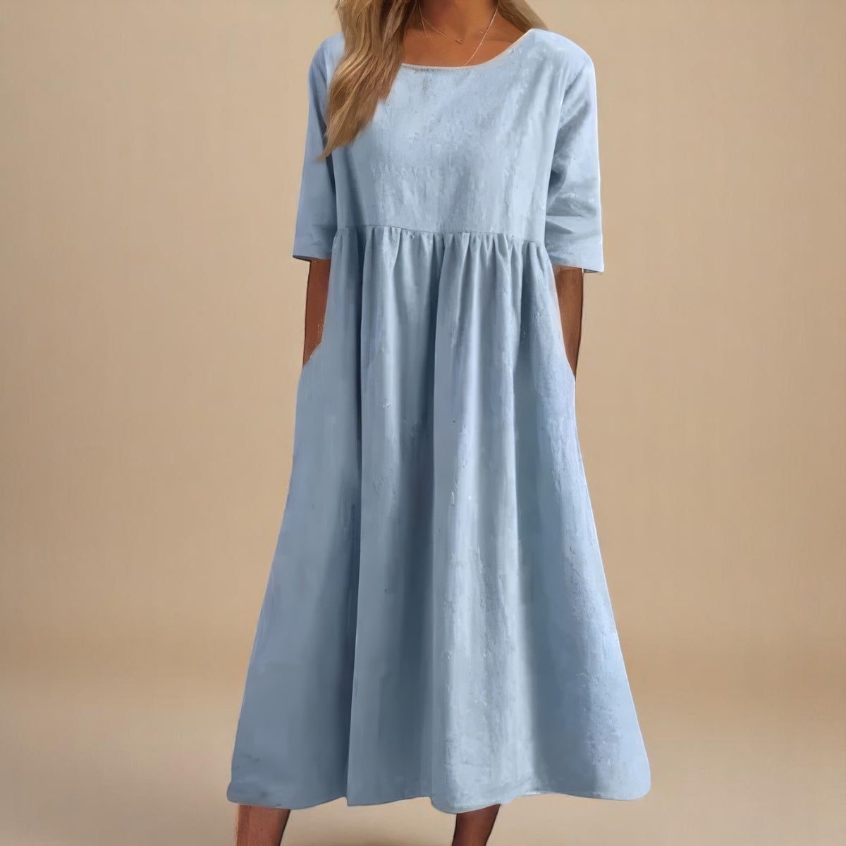 Robe en coton aérée Inaya de Danoir Paris, couleur bleu ciel, détails légers et confortables pour une tenue estivale.