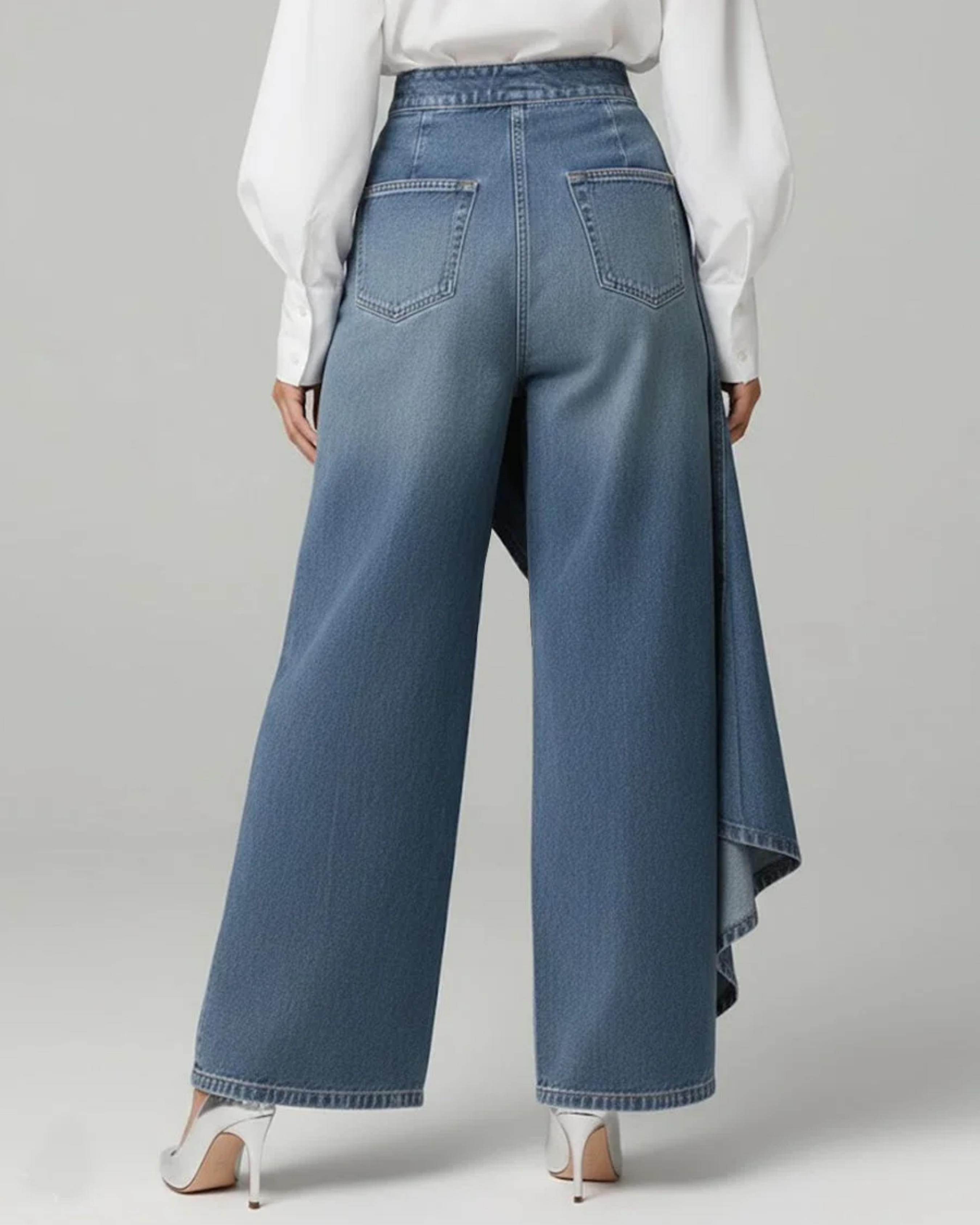 Pantalon en denim Audrey de Danoir Paris, coupe enveloppante, détails classiques et finition soignée, porté sur mannequin.