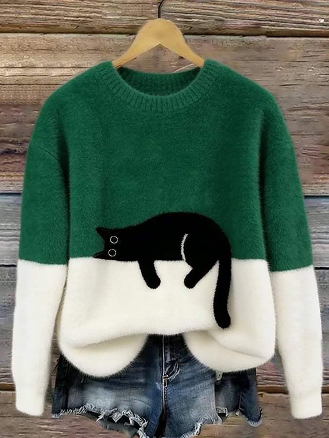 Sweat femme Danoir Paris avec motif de chat, doux et confortable, porté sur un modèle, vue de face.
