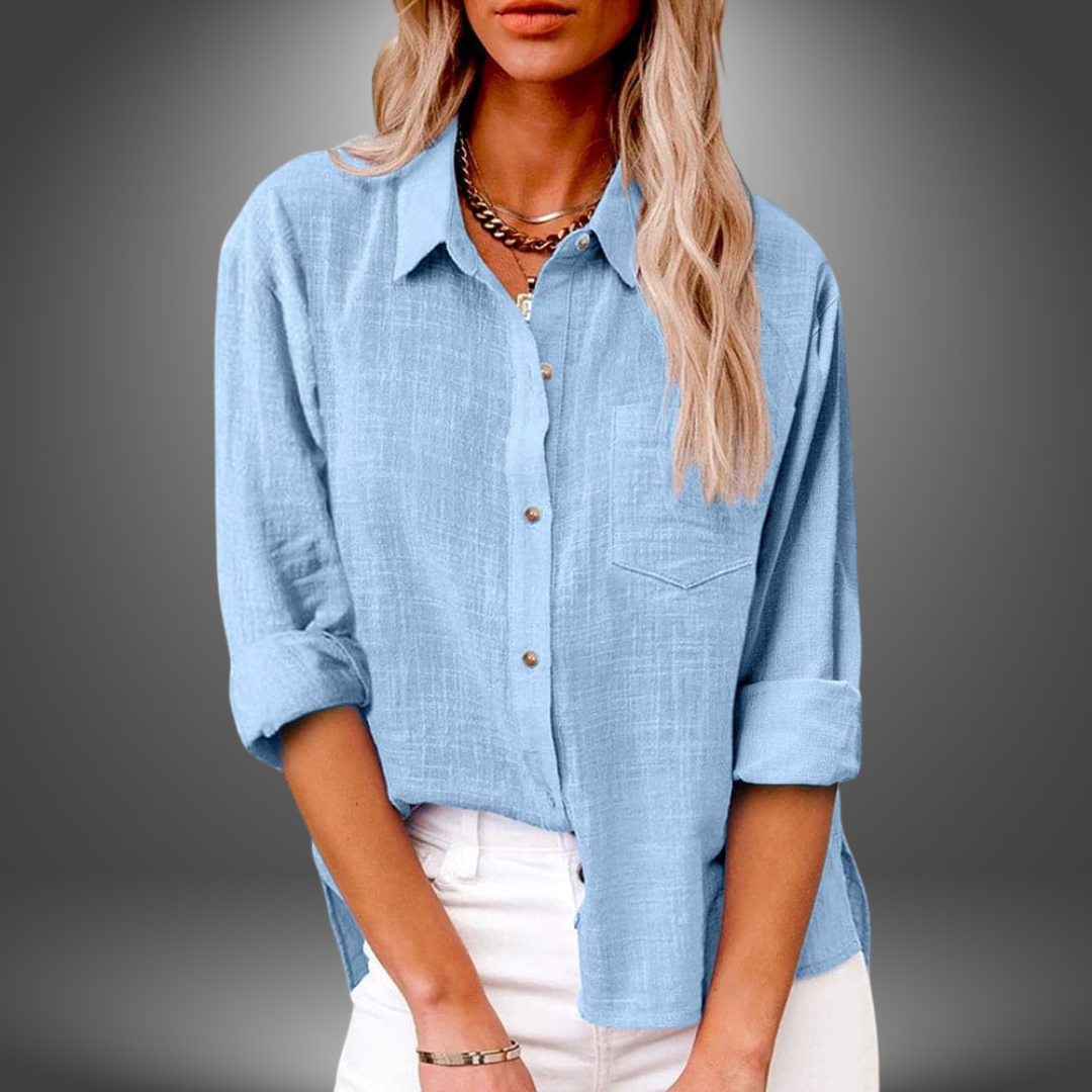 Blouse en lin premium Eve de Danoir Paris, couleur naturelle, détail léger et élégant, portée sur un fond blanc.