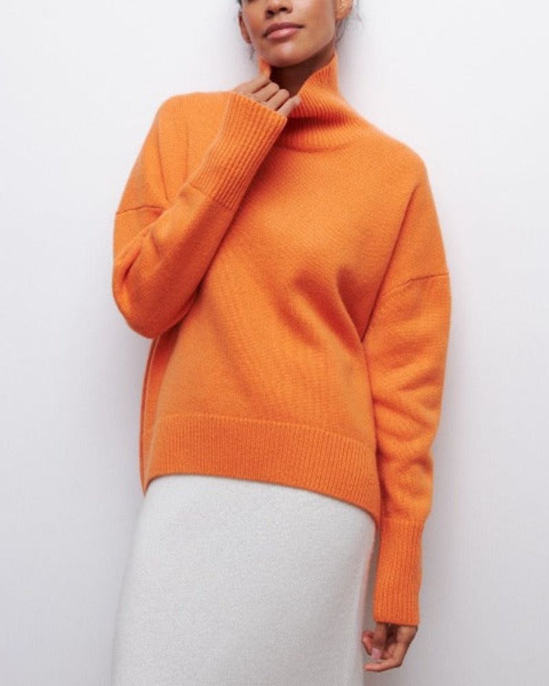 Pull roulé Danoir Paris Evy, pull-over chic et confortable en maille douce, porté sur un mannequin, couleur neutre.