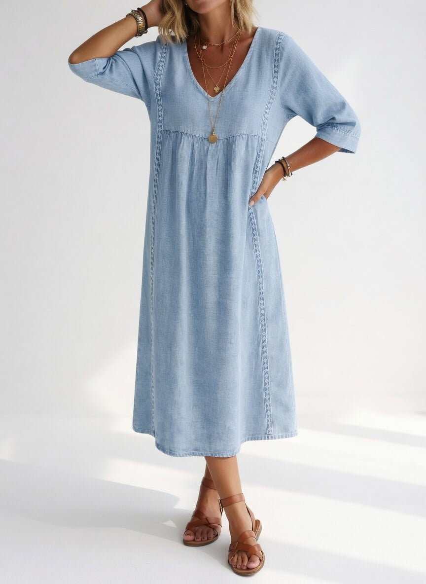 Robe midi fluide décontractée élégante Lioréa™ de Danoir Paris en tissu bleu clair, portée avec un style sophistiqué.
