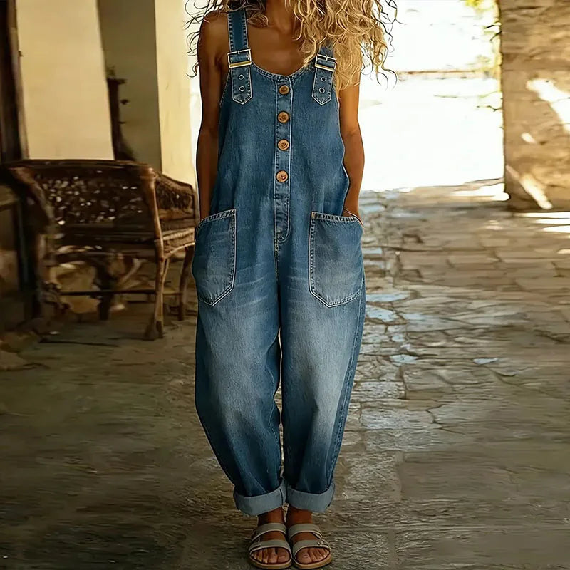 Salopette en denim vintage douce Mae de Danoir Paris avec bretelles réglables, portée avec style et confort.