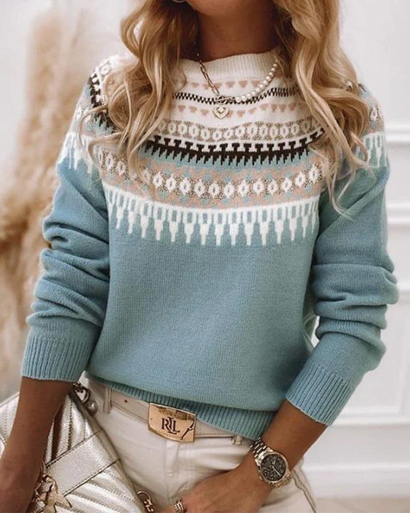 Pull douillet chic Sophia de Danoir Paris en bleu clair, détail doux et élégant, parfait pour un look confortable et sophistiqué.