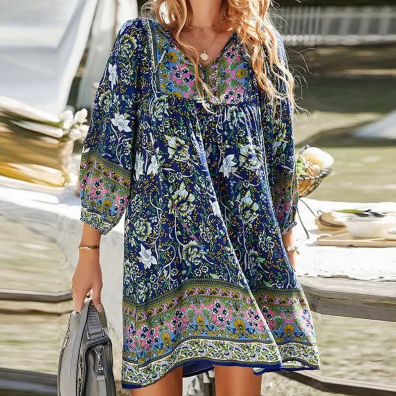 Robe longue chic Danoir Paris Keila en tissu bleu marine, élégante et fluide, portée avec détails sophistiqués.