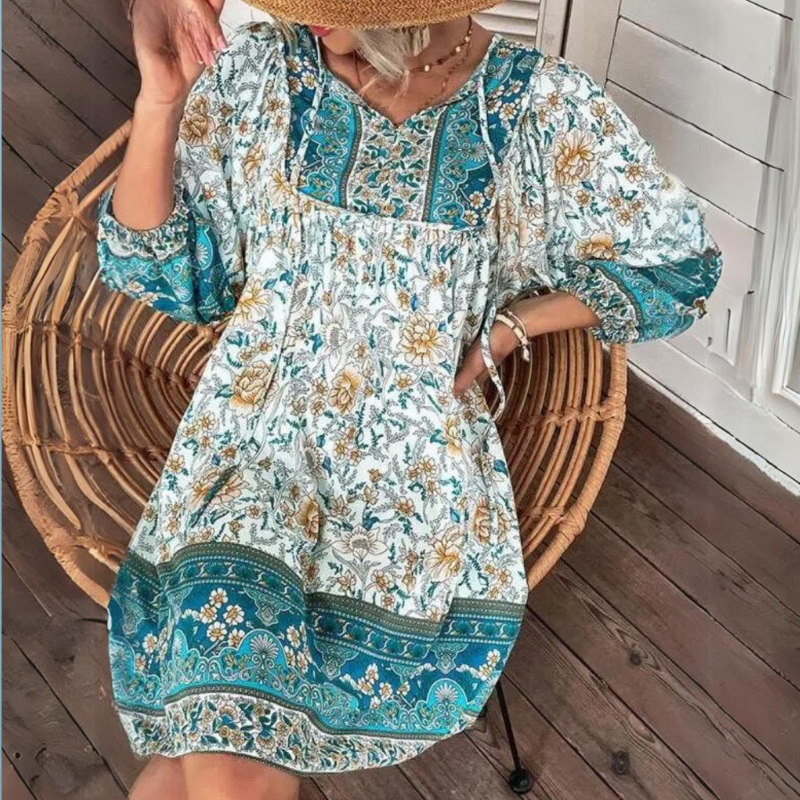 Robe longue chic Danoir Paris Keila en tissu bleu marine, élégante et fluide, portée avec un décolleté subtil et des manches longues.