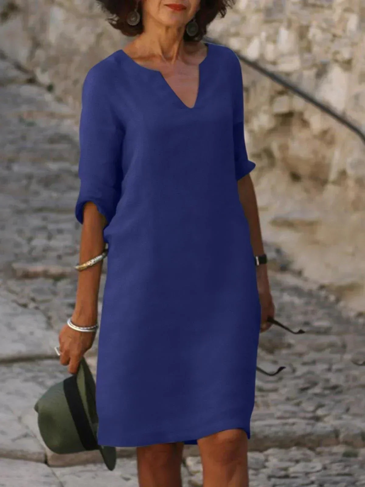 Robe élégante Lalina Danoir Paris avec col en V profond et coupe qui met en valeur la silhouette.