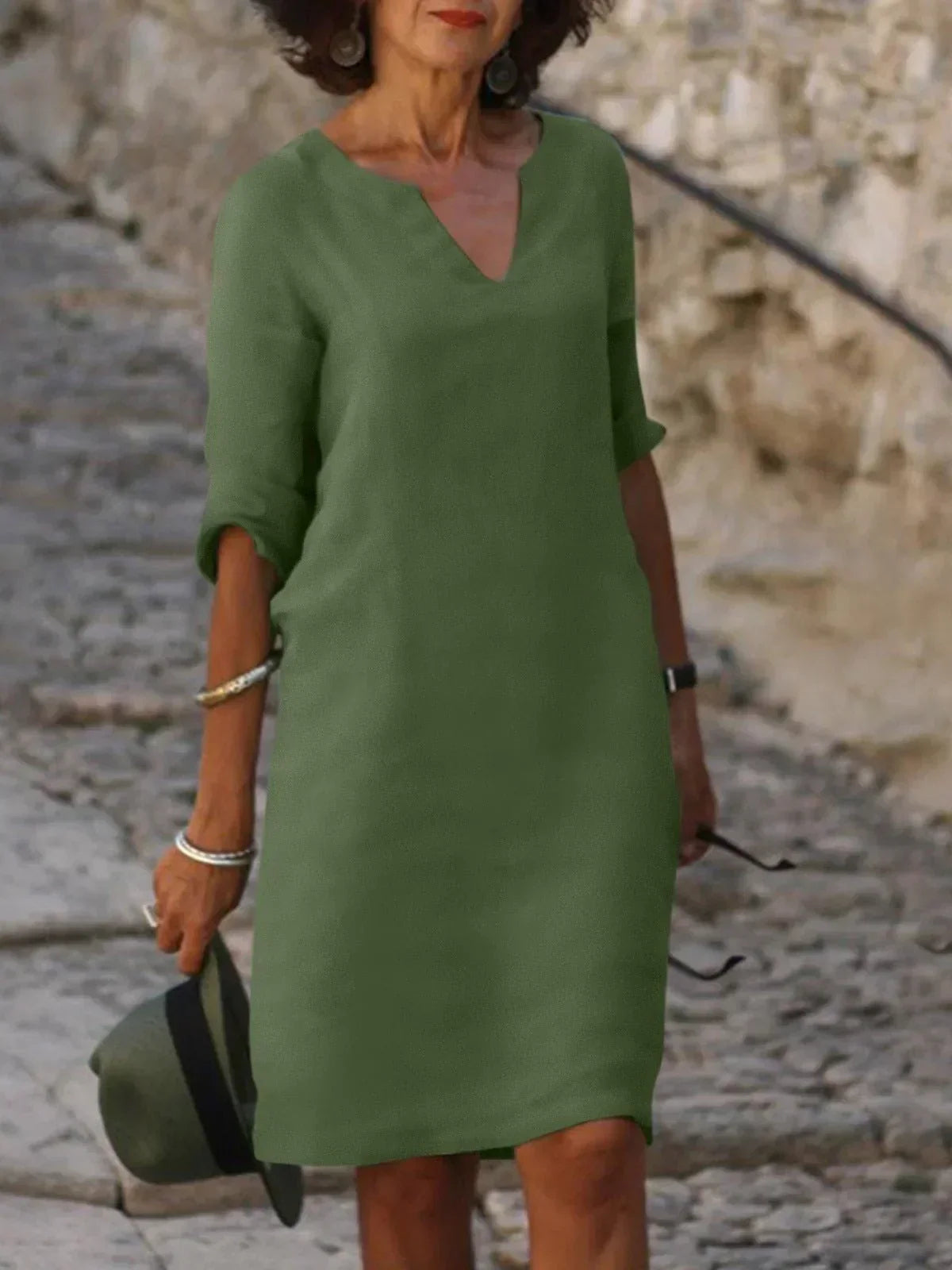 Robe élégante Danoir Paris Lalina avec décolleté en V et coupe fluide, en tissu luxe, portée avec élégance.