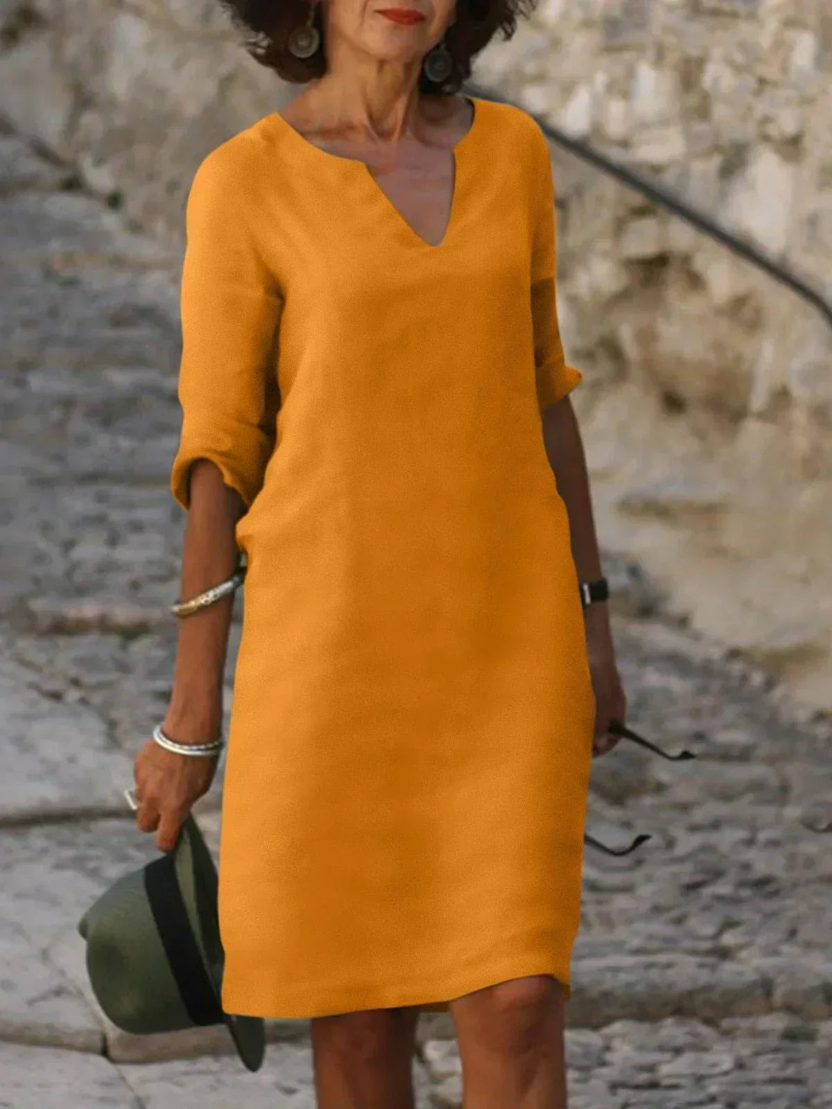 Robe élégante Lalina de Danoir Paris avec décolleté en V et coupe sophistiquée, en tissu luxe, vue de face.