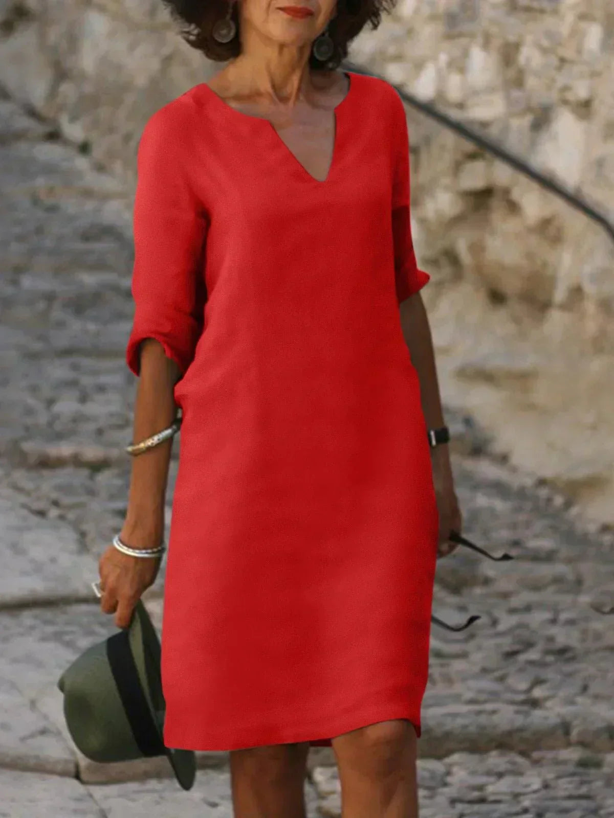 Robe élégante Lalina de Danoir Paris avec décolleté en V et coupe flatteuse, idéale pour une tenue sophistiquée.