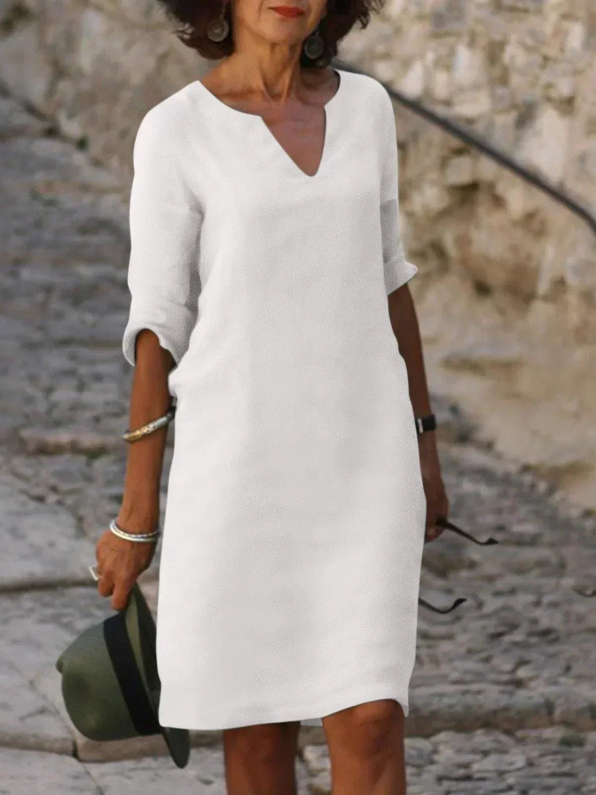 Robe luxe élégante Danoir Paris Lalina avec col V profond et coupe flatteuse, en tissu sophistiqué et élégant.