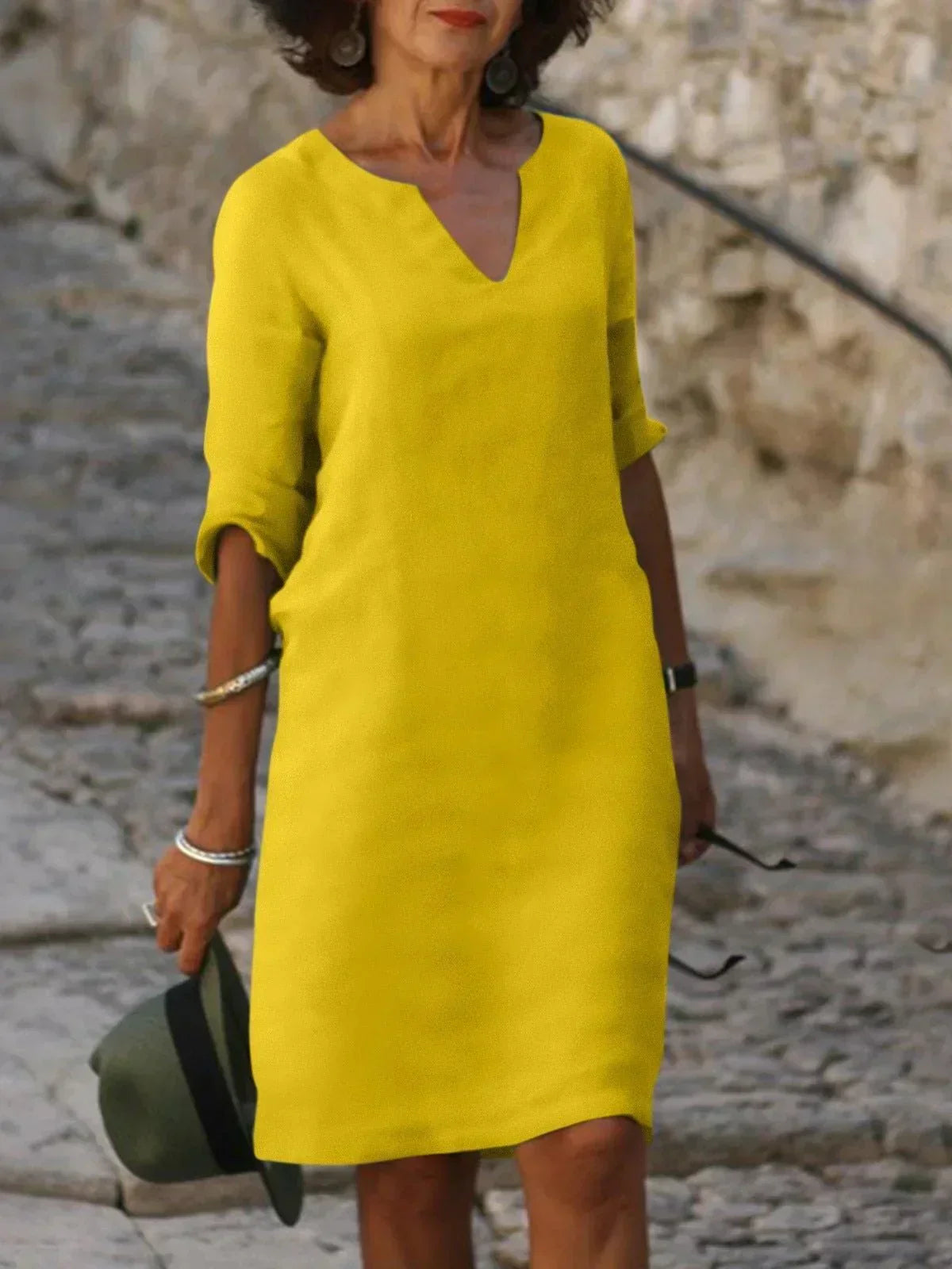 Robe élégante Lalina Danoir Paris avec col en V profond et coupe qui met en valeur le ventre, tissu luxueux.