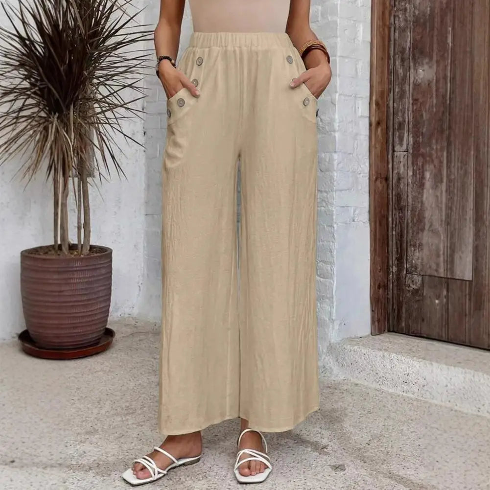Pantalon large Rhea de Danoir Paris en tissu fluide, couleur neutre, porté avec une coupe décontractée, vue de face.