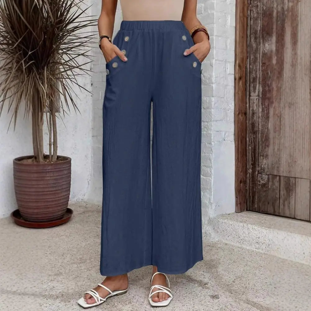 Pantalon large Rhea de Danoir Paris, coupe ample, en tissu fluide, porté avec un haut blanc, style élégant et confortable.