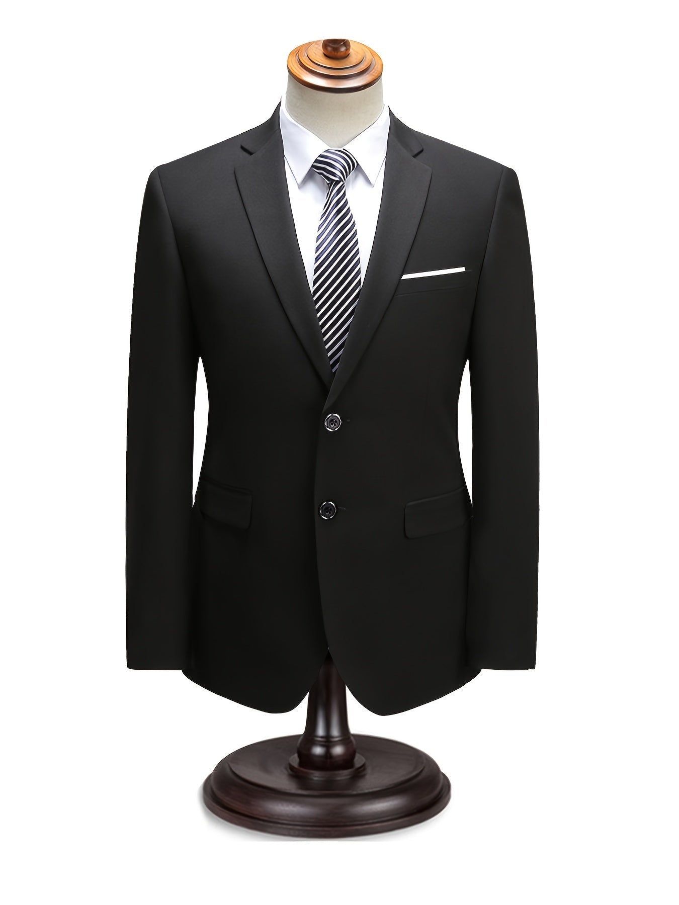 Costume moderne pour homme Danoir Paris, veste bleu marine avec boutons et pantalon assorti, style élégant et contemporain.