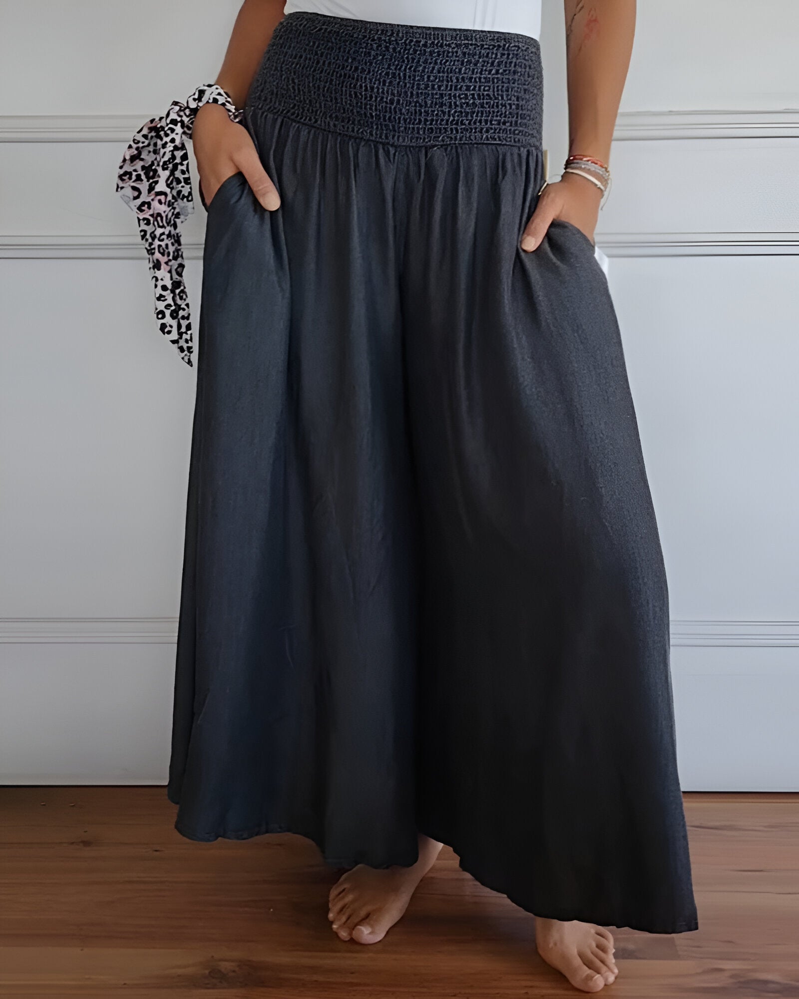 Pantalons confortables Danoir Paris Alva avec taille élastique, coupe décontractée et tissu doux visible sur l'image.
