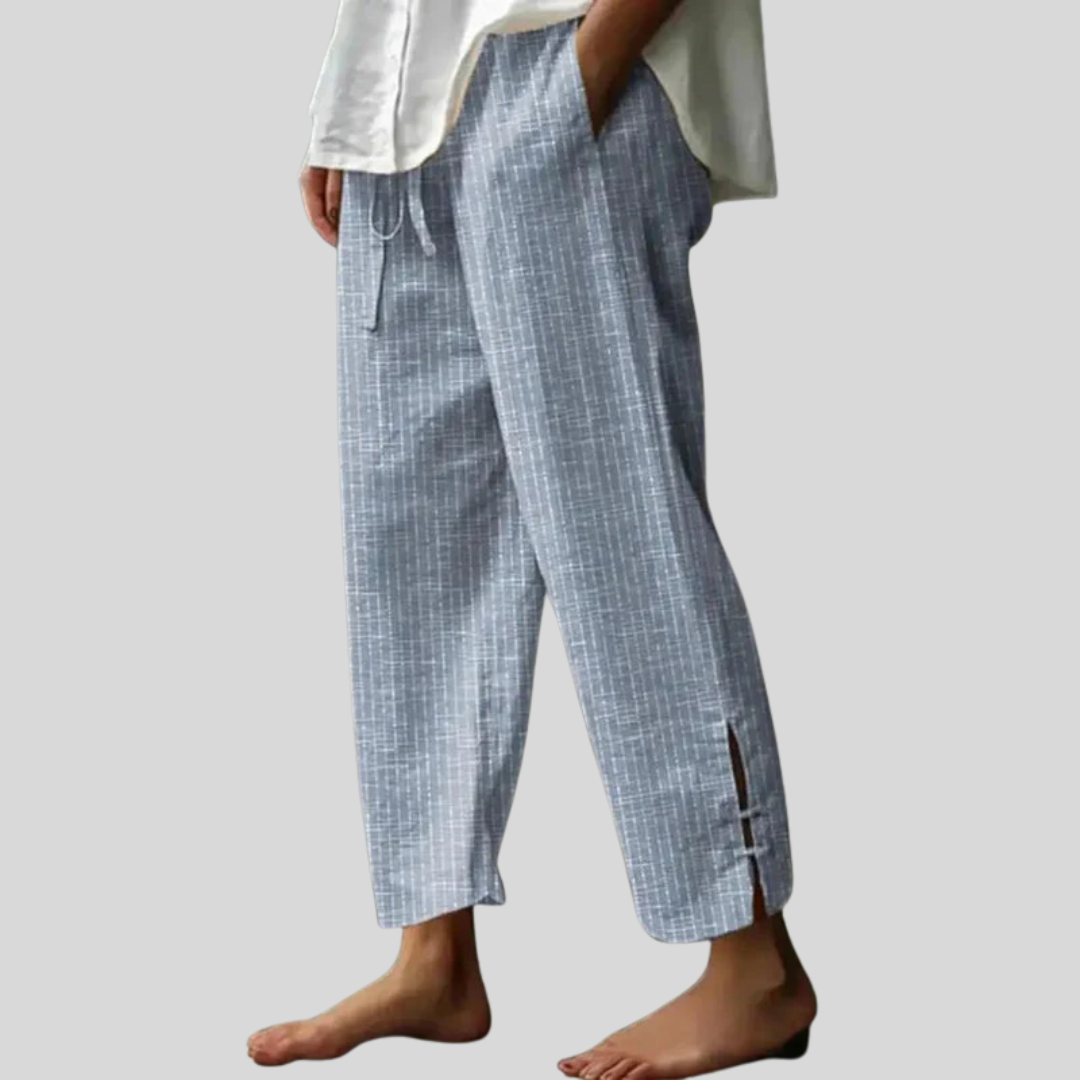 Pantalons artisan Danoir Paris Bellie, confortables et élégants, en tissu léger, portés avec une blouse blanche.