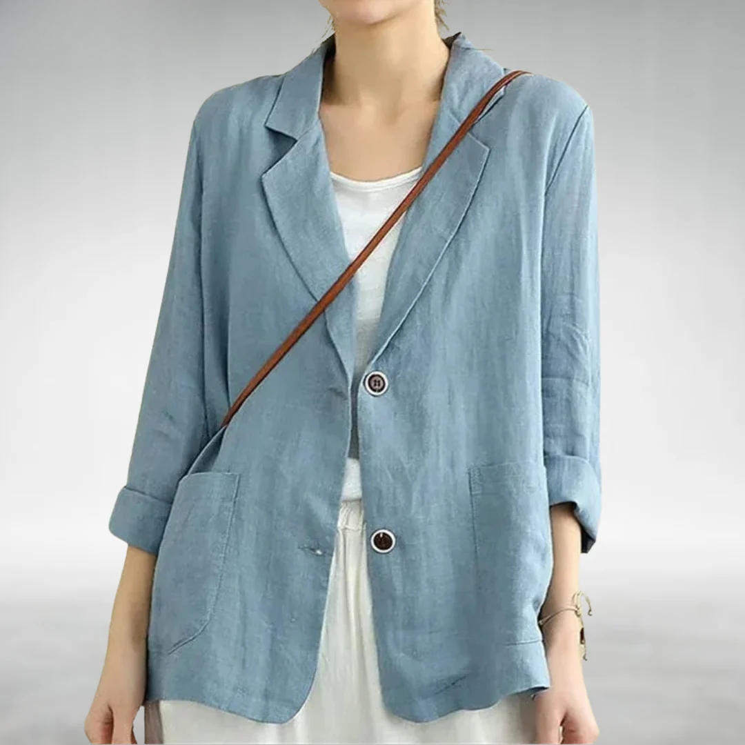 Blazer décontracté Danoir Paris Azalée, style chic et confortable, en tissu léger, porté avec manches longues et col élégant.