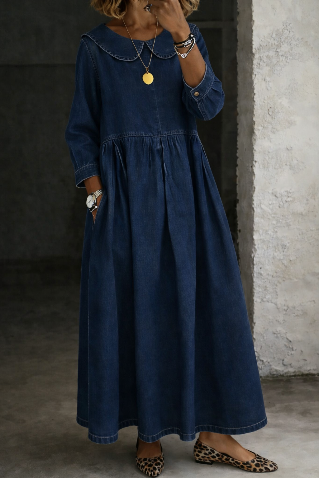Robe en denim Clara Danoir Paris avec col Peter Pan, vue de face, détails du tissu et style élégant.