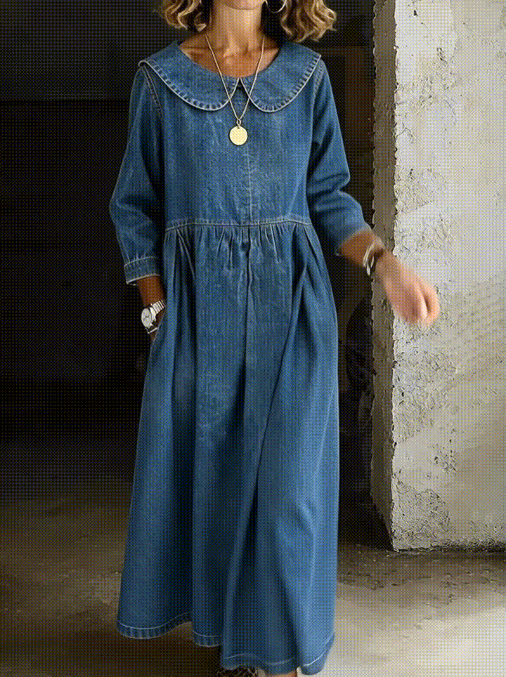 Robe en denim Clara avec col Peter Pan de Danoir Paris, montrant le design élégant et le tissu en denim bleu.