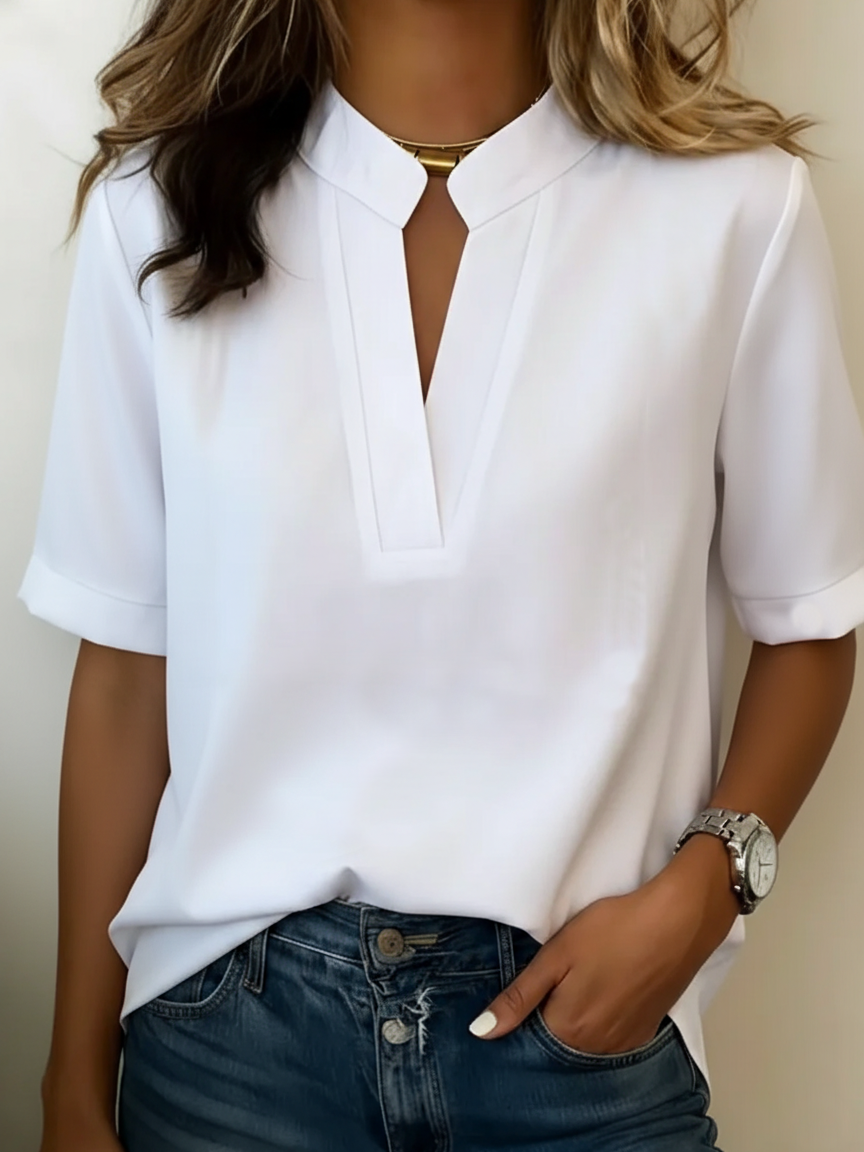 Blouse élégante Élise de Danoir Paris avec col raffiné, tissu fluide et détails sophistiqués, portée sur un mannequin blanc.