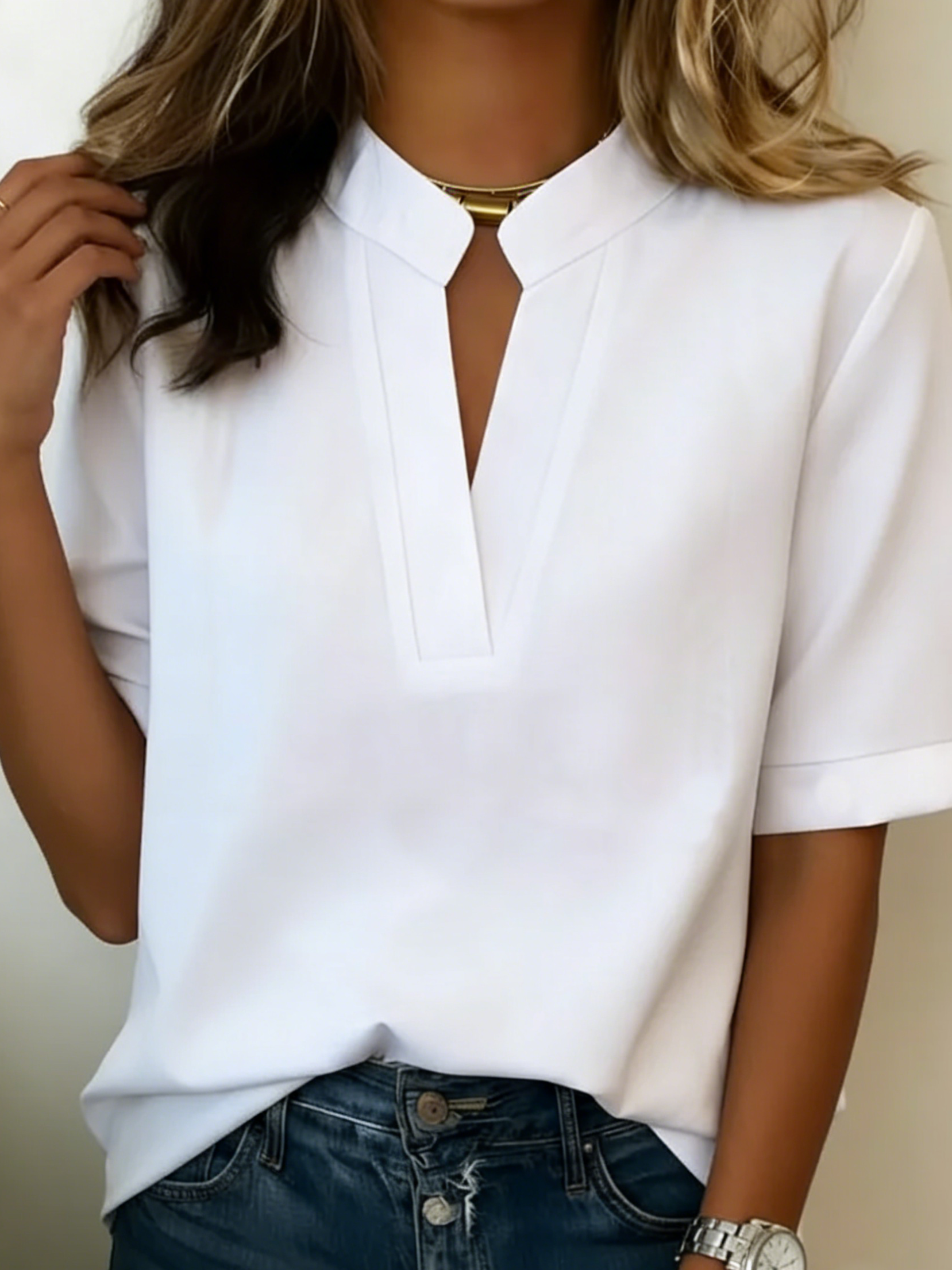 Blouse Élise élégante de Danoir Paris avec col raffiné, en tissu léger et fluide, portée par une modèle.