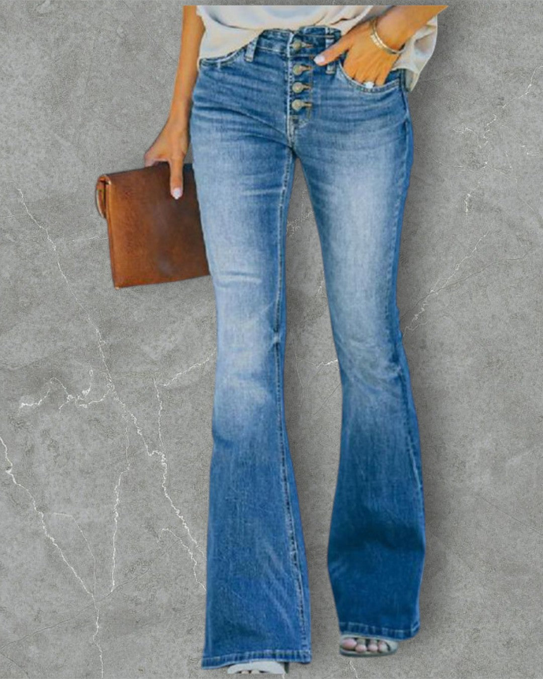 Jean évasé élégant Elvira de Danoir Paris, vue de face, en denim bleu avec coupe flatteuse, détails modernes et finition soignée.