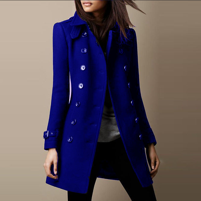 Manteau élégant tendance Florance de Danoir Paris, en bleu, porté sur un mannequin. Style sophistiqué et moderne.