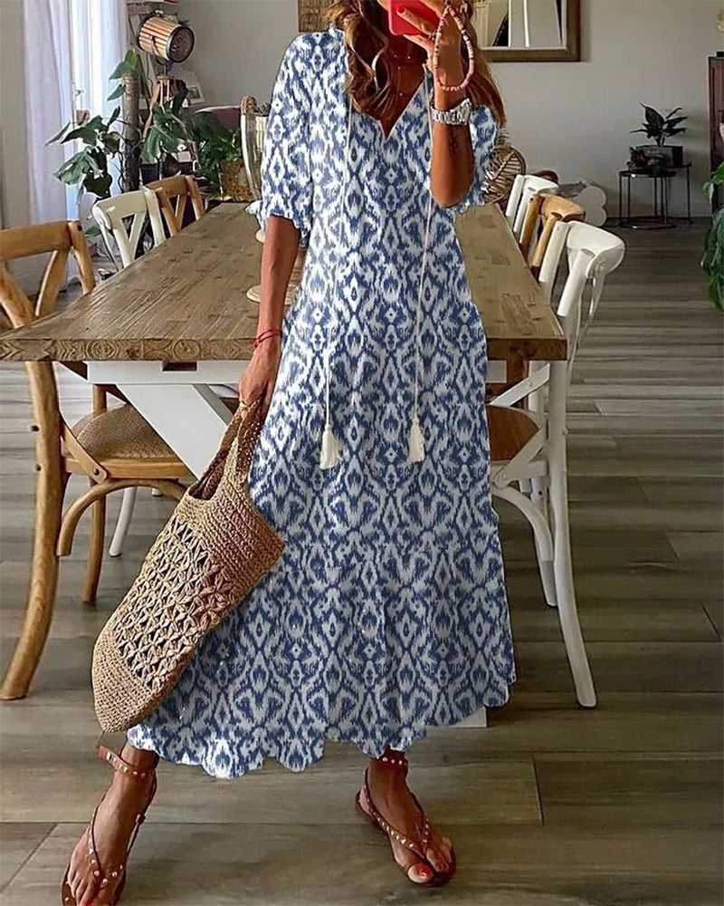 Robe bohème chic Ines de Danoir Paris en tissu bleu avec détails élégants, portée sur un mannequin.