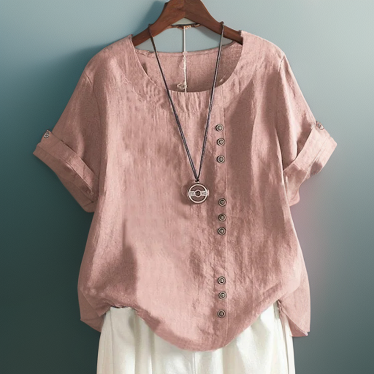 T-shirt chic Isla de Danoir Paris avec boutons, en tissu léger, porté par un mannequin, couleur blanche avec détails élégants.