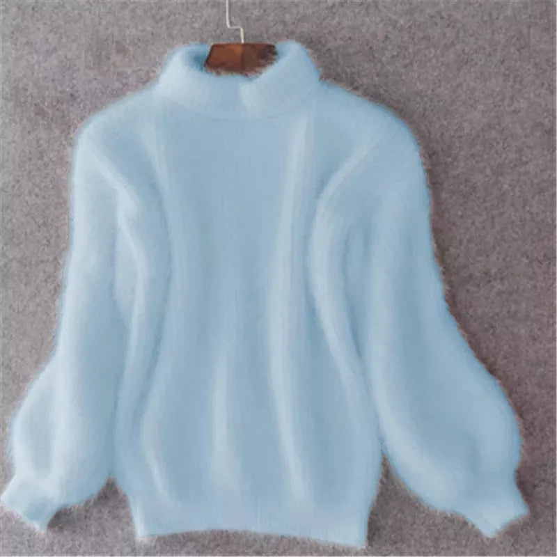Pull roulé élégant froid Jessica de Danoir Paris en tissu bleu, porté pour un look chic et sophistiqué.
