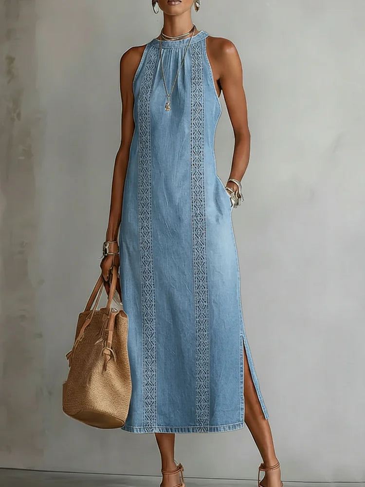 Robe en jean Julia Danoir Paris avec détails en dentelle vintage, montrant le tissu en denim et les accents en dentelle délicate.