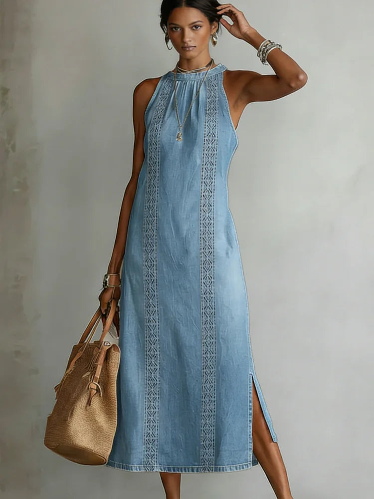 Robe en jean vintage Julia de Danoir Paris avec détails en dentelle, coupe élégante et style rétro, portée sur un mannequin.