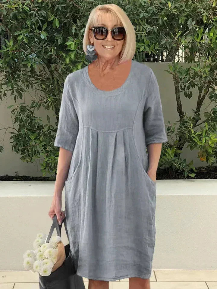 Robe aérée élégante Kari de Danoir Paris en tissu bleu clair, légère et fluide, portée sur mannequin.